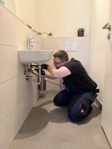 Benjamin Brettingen bei einer Sanitärarbeit im Bad